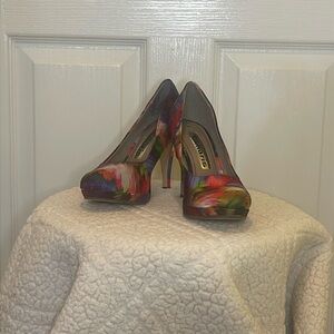 NWOT Multicolor Tamaris Sz 38/ US 7.5 Heel